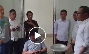 VIDEO : Sit Down! Menakertrans Bentak Tenaga Kerja Asal Tiongkok