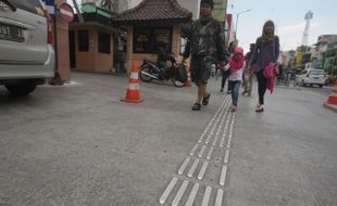 PENATAAN MALIOBORO : "Guiding Block" Malioboro Idealnya Warna Kuning