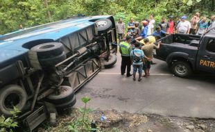 KECELAKAAN BANTUL : Bus Guling Bikin Jalan Imogiri-Dlingo Macet