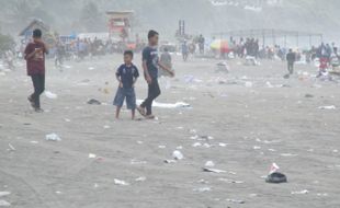 CUACA EKSTREM : Sampah Menggunung, Nelayan Pantai Selatan Sulit Melaut