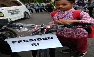 KARTU INDONESIA PINTAR : 12 Anak Dapat Sepeda dari Jokowi