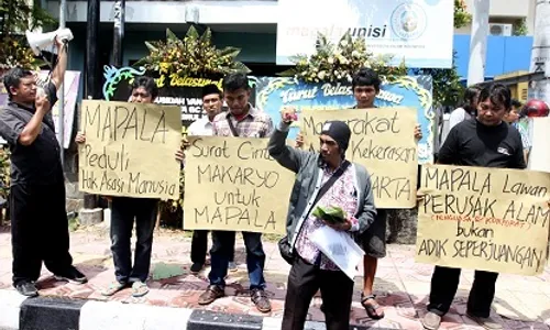 MAHASISWA UII TEWAS : Makaryo Tabur Bunga di Depan Unisi