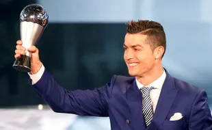 Cristiano Ronaldo Pemain Terbaik FIFA 2016