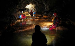 KEGIATAN SPELEOLOGI : ASC Kenalkan Ilmu Keguaan ke Anak Sekolah