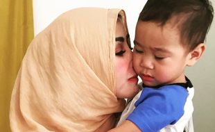 Netizen Heboh, Foto Amy Qanita Cium Rafathar Tangkap Penampakan Sosok Berjubah Putih