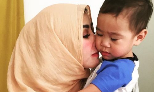 Netizen Heboh, Foto Amy Qanita Cium Rafathar Tangkap Penampakan Sosok Berjubah Putih