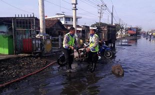 ROB SEMARANG : Bantu Surutkan Banjir, 2 Polisi Tuai Pujian