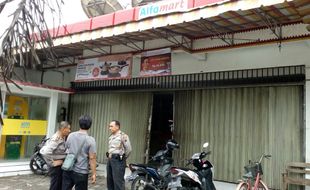 PENCURIAN SOLO : Rekaman CCTV Alfamart Banyuanyar, Pencuri Sempat Bobol ATM