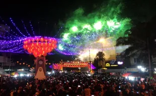 TAHUN BARU IMLEK : Pesta Kembang Api Fantastis! Langit Pasar Gede Solo Berhias Warna-Warni