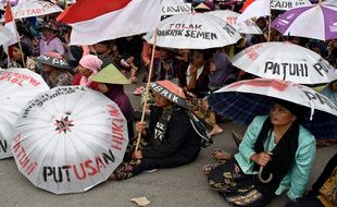 FOTO PABRIK SEMEN PATI : Izin Dicabut, Demo Jalan Terus...