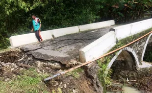 INFRASTRUKTUR GUNUNGKIDUL : Jembatan Pangkah Putus Diterjang Banjir