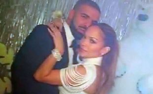 Makin Mesra, J.Lo Cium Drake di Depan Umum