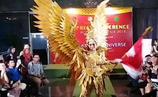 Siap Bertarung di Miss Universe, Kezia Warouw Pakai Kostum Garuda