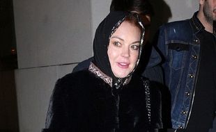 Mau Terbang ke New York, Lindsay Lohan "Dipaksa" Lepas Jilbab