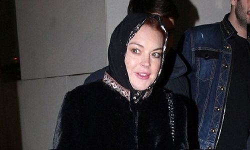 Mau Terbang ke New York, Lindsay Lohan "Dipaksa" Lepas Jilbab