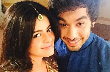 Uchta bekasi tuflisi bilan qulning jinsiy azosini ezib tashlaydi