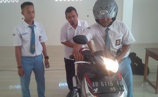 Siswa SMK di Gunung Kidul Bikin Teknologi Motor yang Cuma Bisa Dihidupkan Pakai SIM