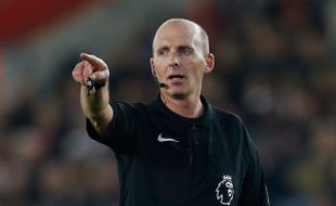 LIGA INGGRIS : Untungkan MU, Wasit Mike Dean Panen Kritik