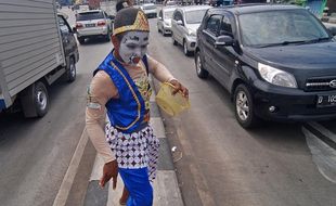 FOTO KESENIAN JATENG : Seniman Kuda Lumping Beraksi di Jalan