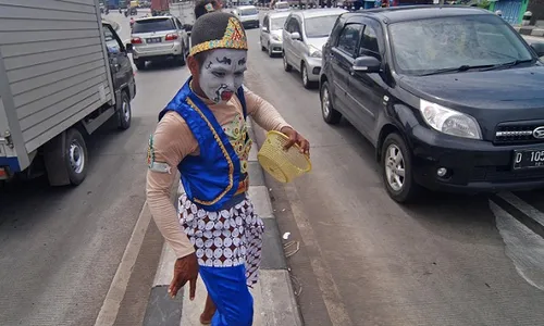 FOTO KESENIAN JATENG : Seniman Kuda Lumping Beraksi di Jalan