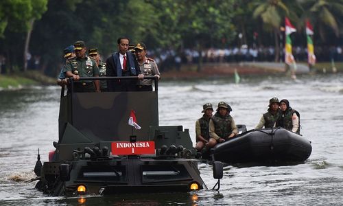 Coba Panser Anoa Amfibi Buatan PT Pindad, Presiden Tantang Ekspor