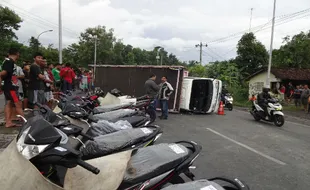 KECELAKAAN KULONPROGO : Truk Pengangkut Sepeda Motor Terguling, Muatan Menutup Jalan