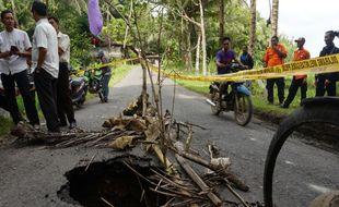 INFRASTRUKTUR KULONPROGO : Jembatan Ambrol Digilas Truk Tambang, Perusahaan Siap Bertanggungjawab