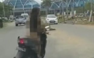 Heboh Wanita Tanpa Busana Ngebut Pakai Motor ke Bandara Pontianak