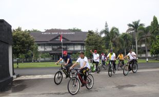 KEPEGAWAIAN KARANGANYAR : Pejabat Eselon II Diantar ke Kantor Baru Naik Sepeda