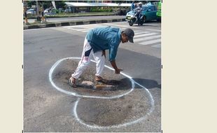 JALAN RUSAK SEMARANG : Pria Ini Dipuji Setelah Tandai Lubang Jalan