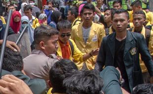 FOTO DEMO MAHASISWA : Demo 121 di Semarang Tegang!