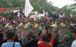 DEMO WARGA : Massa Penolak Pabrik Semen dan Petani Tembakau Bentrok