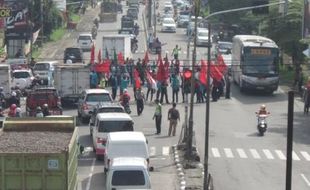 DEMO SUKOHARJO : Lagi, Puluhan Mahasiswa Unjuk Rasa Protes Kenaikan Harga