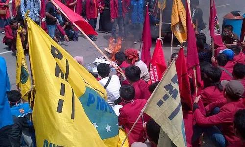 DEMO PONOROGO : Mahasiswa Berunjuk Rasa Tolak Kebijakan Pemerintah