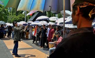 FOTO PABRIK SEMEN PATI : Begini Tokoh Lintas Agama Berdoa...