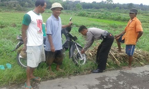 KISAH INSPIRATIF : Tekan Curanmor, Brigadir Marwanto Bagikan 100 Gembok untuk Warga