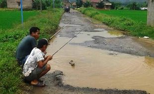 INFRASTRUKTUR KENDAL : Tak Kunjung Diperbaiki, Jalan Rusak Diandaikan Spot Mancing