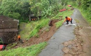 BENCANA BOYOLALI : Retakan Jalan Dlingo Ancam 6 Rumah Warga