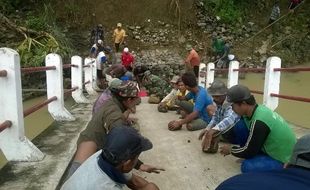 INFRASTRUKTUR BOYOLALI : Jembatan Darurat Bandung Kulon Mulai Dibangun