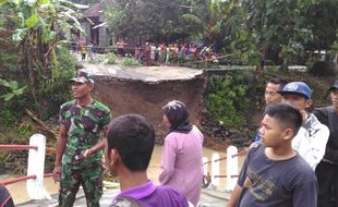 INFRASTRUKTUR BOYOLALI : Anak Sungai Serang Meluap, Jembatan Bandung-Kedungpilang Putus