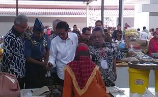 AGENDA PRESIDEN : Jokowi Borong Tempe Buntel di Pasar Sambi Boyolali