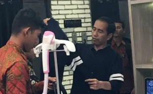 AGENDA PRESIDEN : Pengunjung Solo Square Berebut Berfoto dengan Jokowi