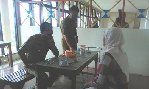 Jam Kerja, PNS Ponorogo Ketahuan Ngobrol di Kantin