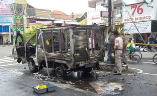 KEBAKARAN MADIUN : Bawa Pertalite 90 Liter, Mobil Boks Terbakar di Perempatan Tugu