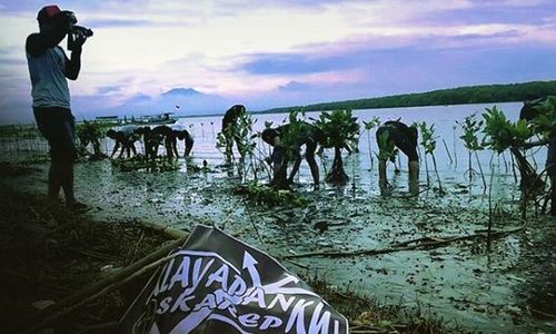 PENGHIJAUAN KENDAL : Tanam Bakau di Pulau Tiban, Dolanskarepku Tuai Pujian