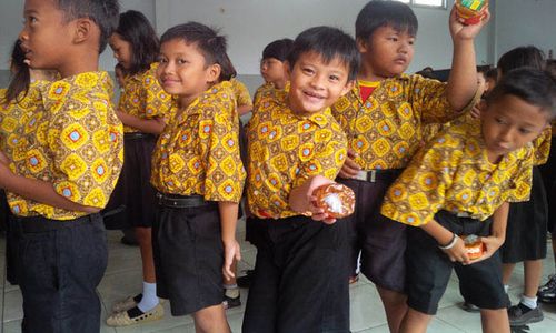 TAHUN BARU IMLEK : Jelang Tahun Baru China, Siswa SD di Semarang Dapat Kue Keranjang