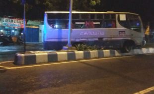 KECELAKAAN PONOROGO : Terlalu Cepat Putar Balik, Bus Cendana Nyangkut di Median Jalan