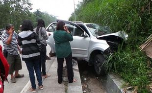 KECELAKAAN SALATIGA : Teradang Tiang, Toyota Rush Tabrak Tebing