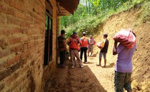 LONGSOR PONOROGO : 1 Rumah Warga Ngrayun Jebol Diterjang Longsor