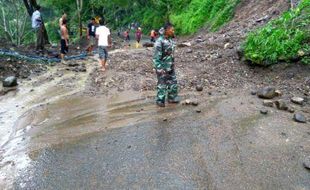 LONGSOR TRENGGALEK : Tebing Setinggi 40 Meter Longsor, Jalur Trenggalek-Ponorogo Ditutup